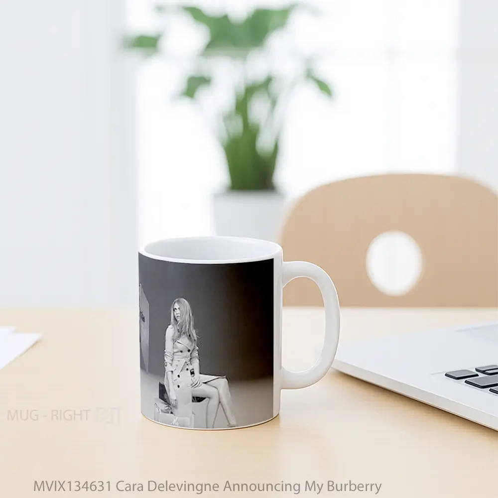 Mug Cara Delevingne Announcing My Burberry Gelas Keramik Unik - All-side / Desain