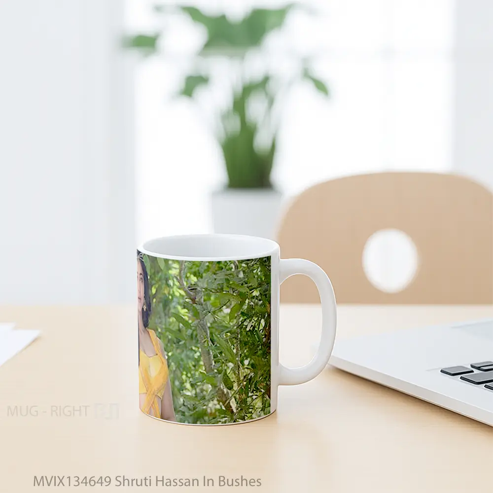 Mug Shruti Hassan In Bushes Gelas Keramik Unik - All-side / Desain