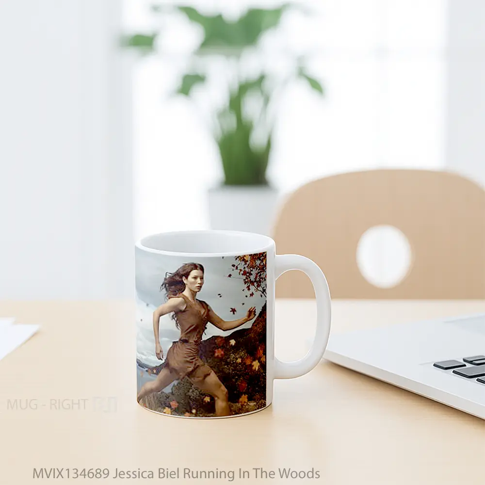 Mug Jessica Biel Running In The Woods Gelas Keramik Unik - All-side / Desain