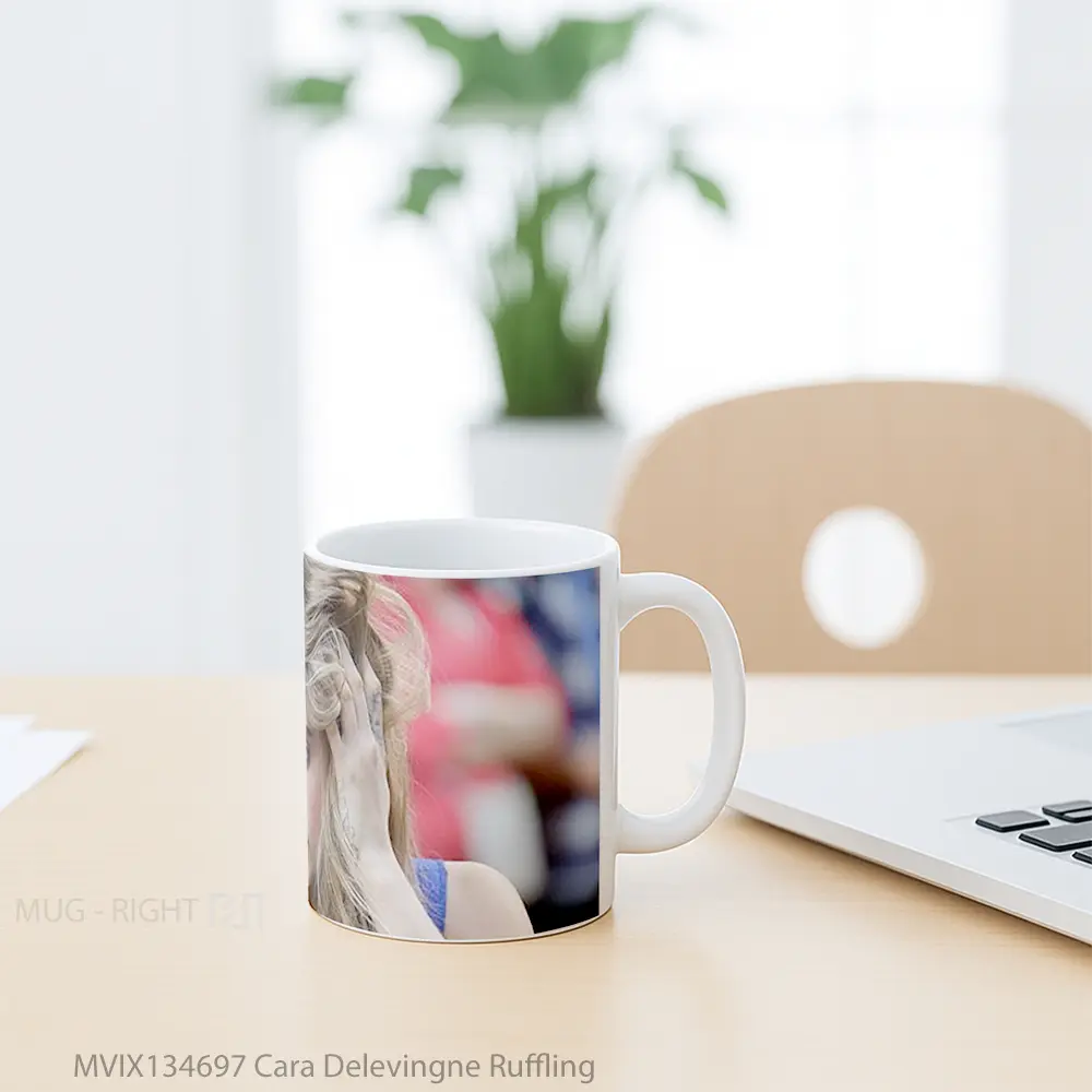Mug Cara Delevingne Ruffling Gelas Keramik Unik - All-side / Desain