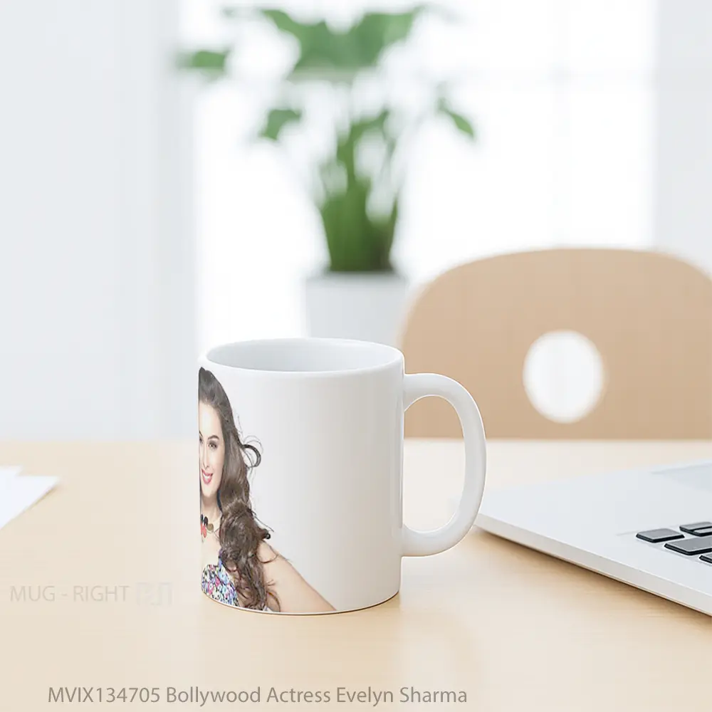 Mug Bollywood Actress Evelyn Sharma Gelas Keramik Unik - All-side / Desain