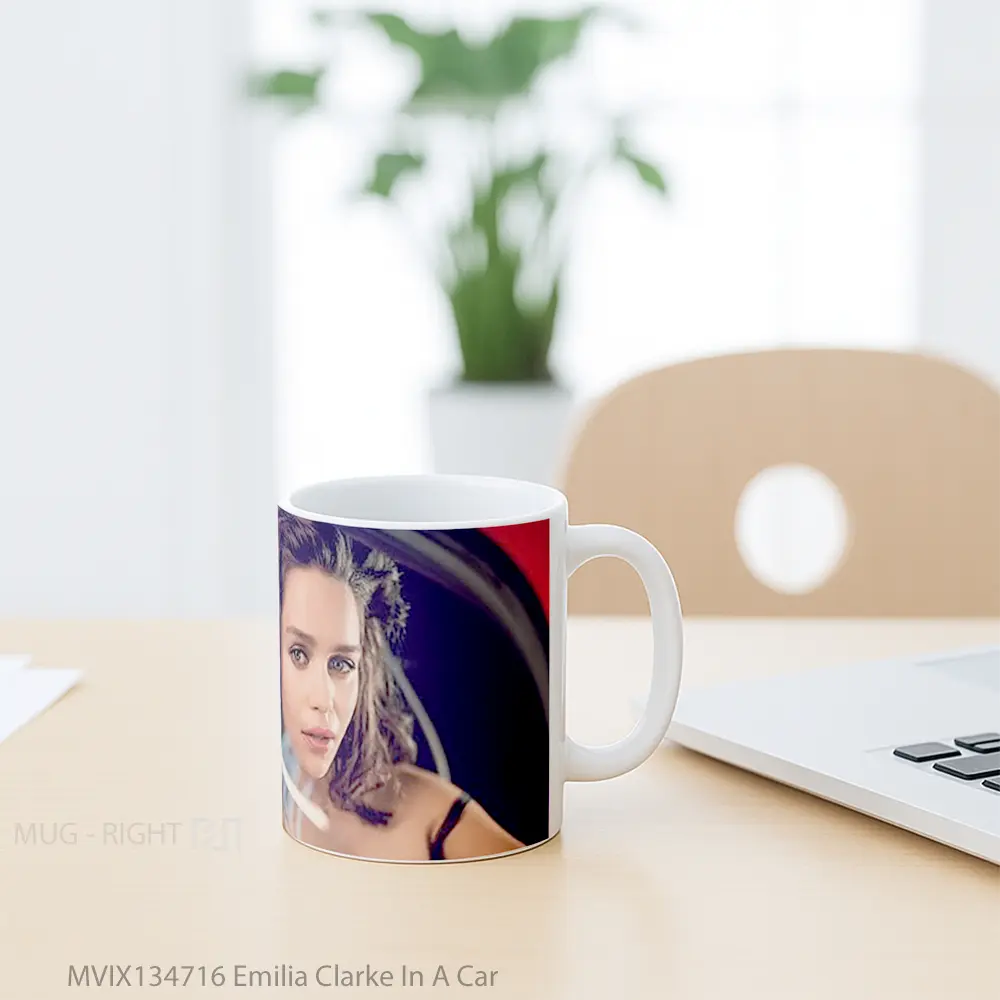 Mug Emilia Clarke In A Car Cangkir Mobil - All-side / Desain