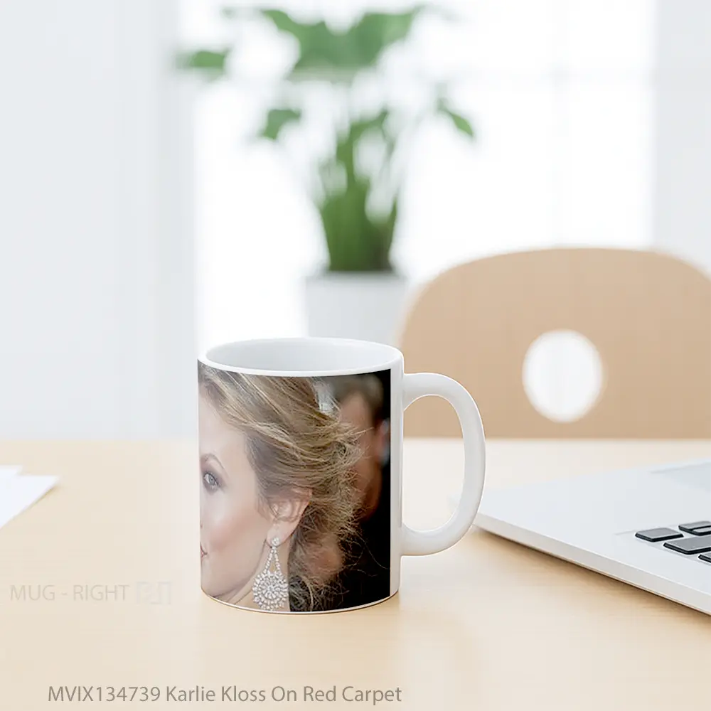 Mug Karlie Kloss On Red Carpet Gelas Keramik Unik - All-side / Desain