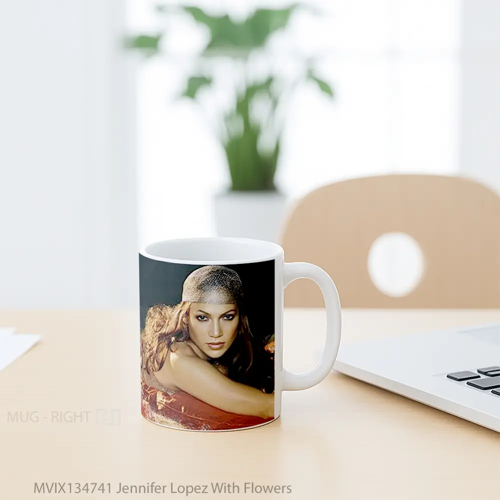 Mug Jennifer Lopez With Flowers Gelas Selebriti - All-side / Desain