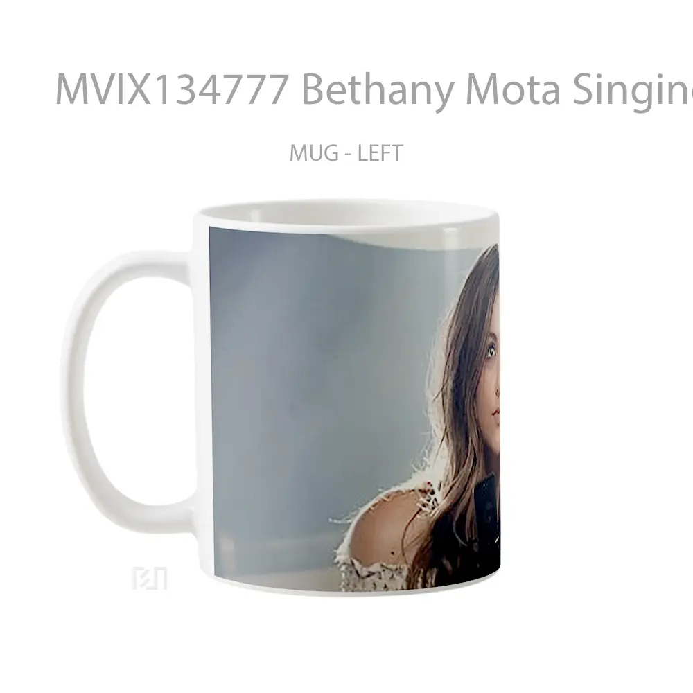 Mug Bethany Mota Singing Flashlight Of Pitch Perfect 2 Gelas Keramik Unik - All-side / Desain