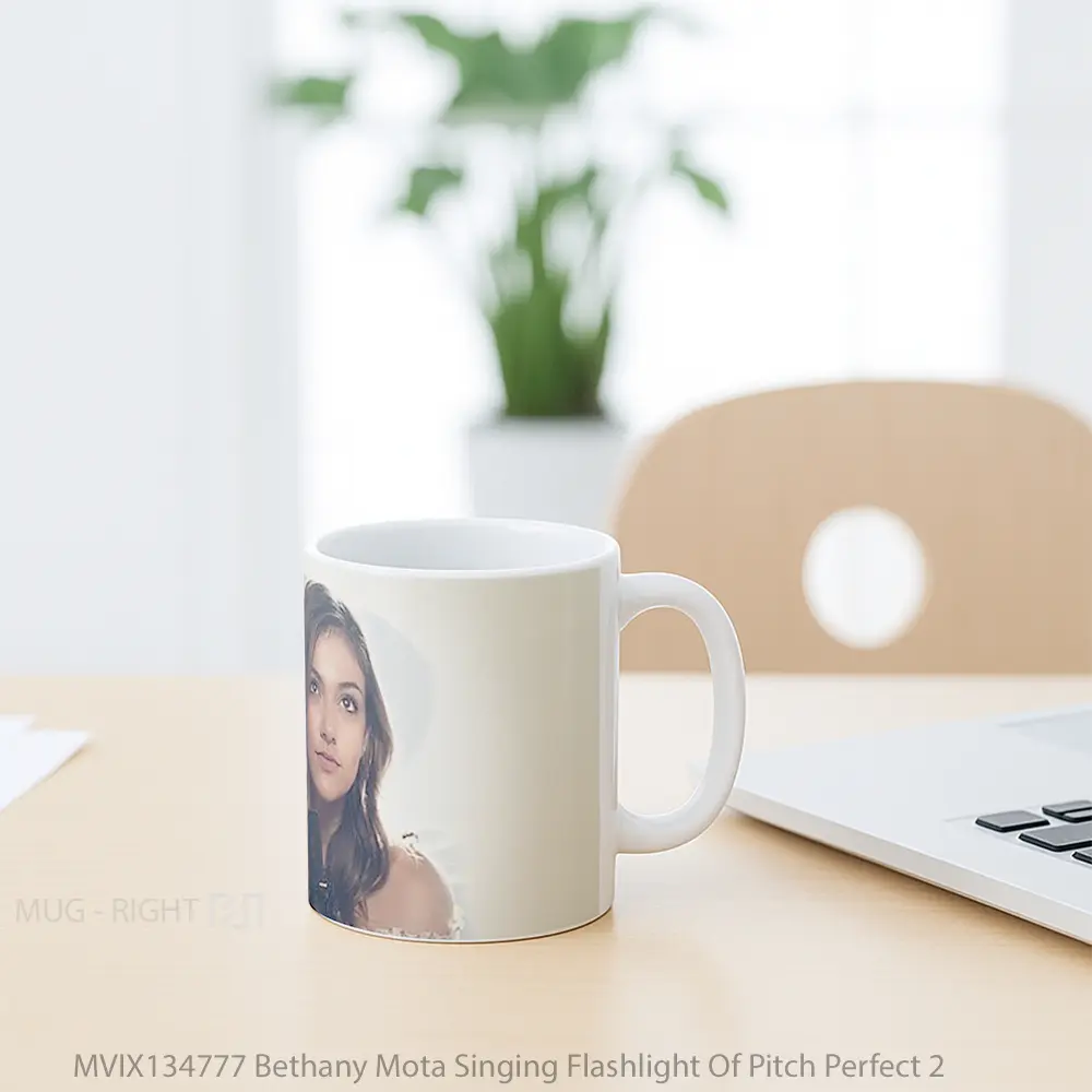 Mug Bethany Mota Singing Flashlight Of Pitch Perfect 2 Gelas Keramik Unik - All-side / Desain