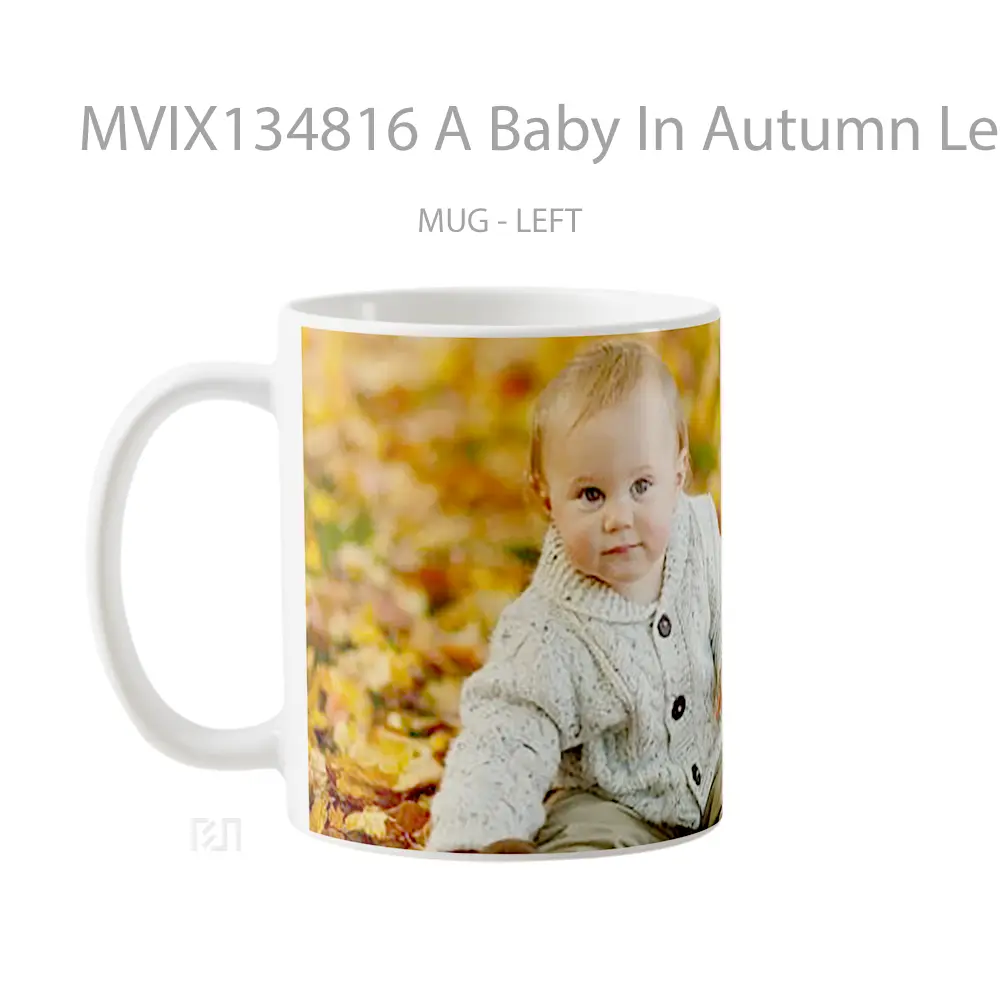 Mug A Baby In Autumn Leaves Gelas Keramik Unik - All-side / Desain