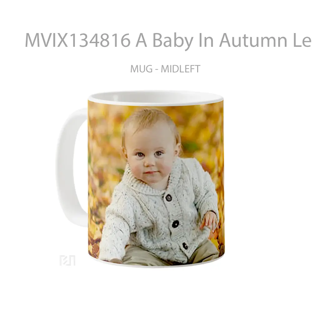 Mug A Baby In Autumn Leaves Gelas Keramik Unik - All-side / Desain