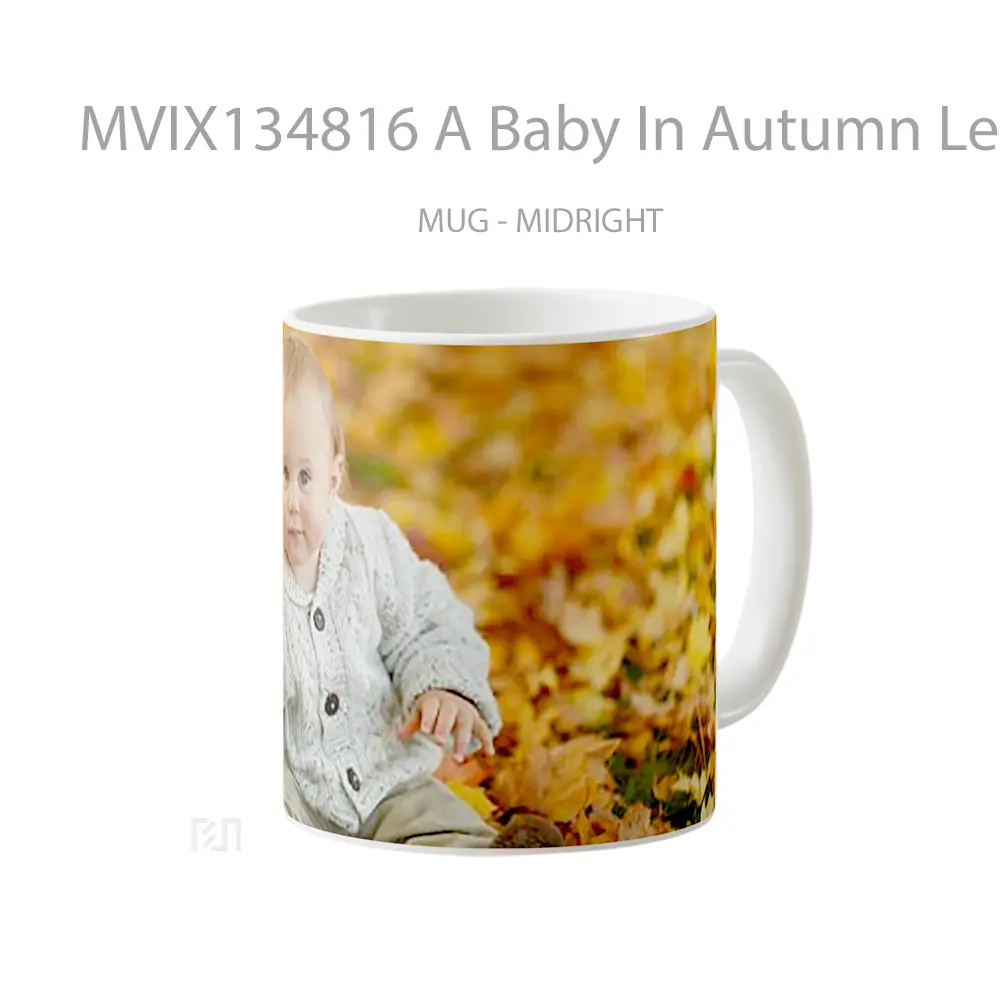 Mug A Baby In Autumn Leaves Gelas Keramik Unik - All-side / Desain