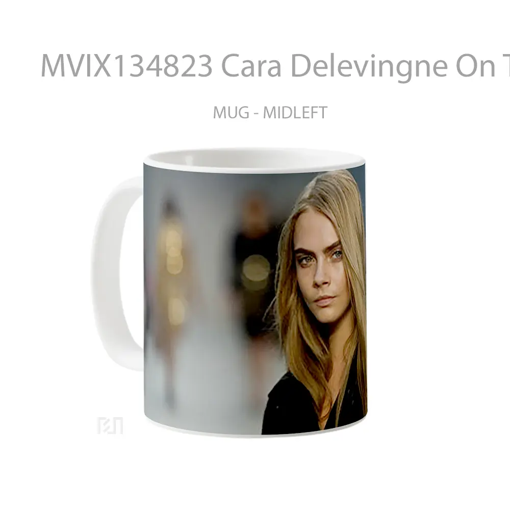 Mug Cara Delevingne On The Catwalk Gelas Keramik Unik - All-side / Desain