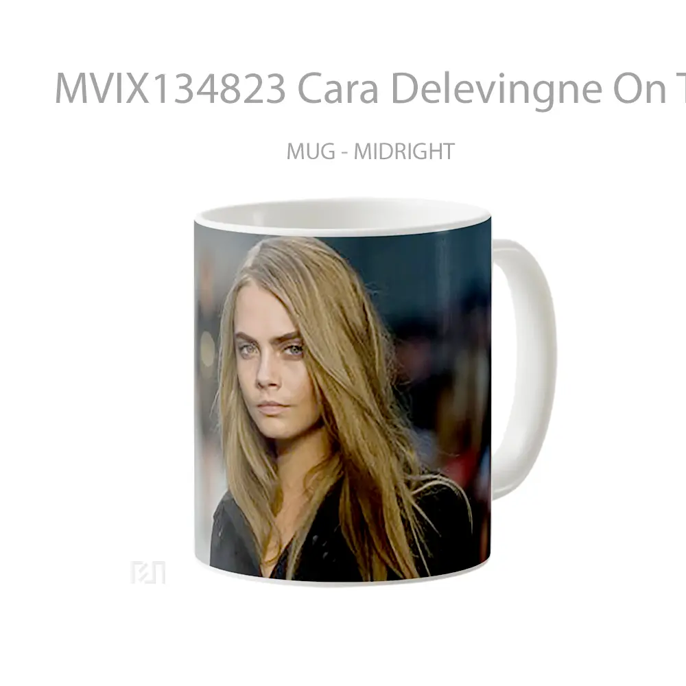 Mug Cara Delevingne On The Catwalk Gelas Keramik Unik - All-side / Desain