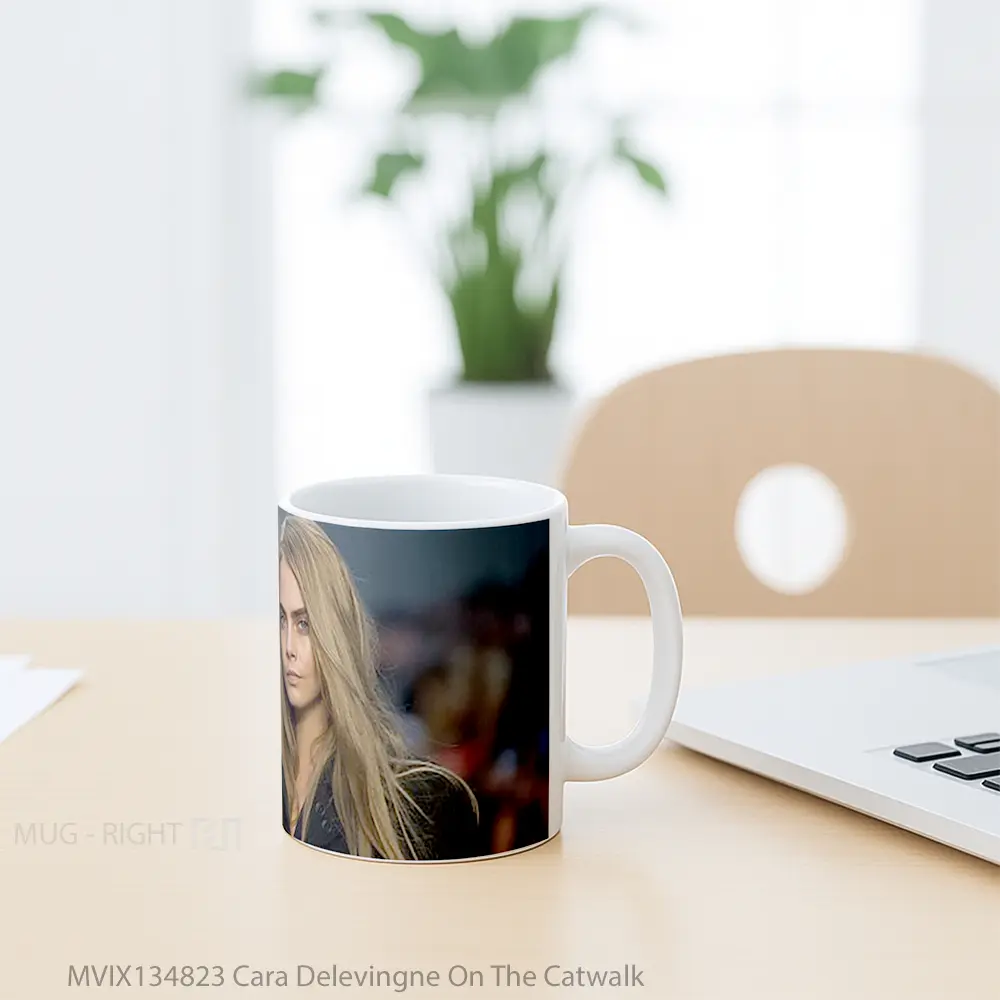 Mug Cara Delevingne On The Catwalk Gelas Keramik Unik - All-side / Desain