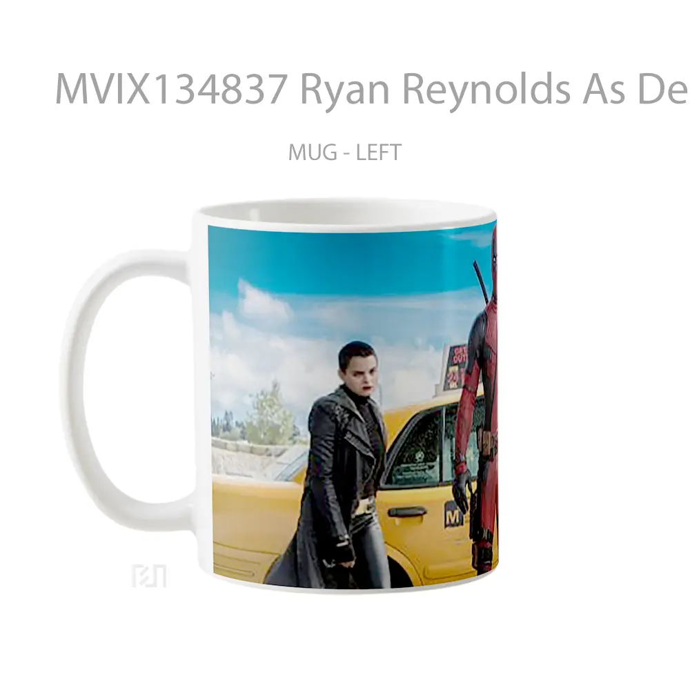 Mug Ryan Reynolds As Deadpool In Front Of A Taxi Gelas Superhero - Tampak Tengah