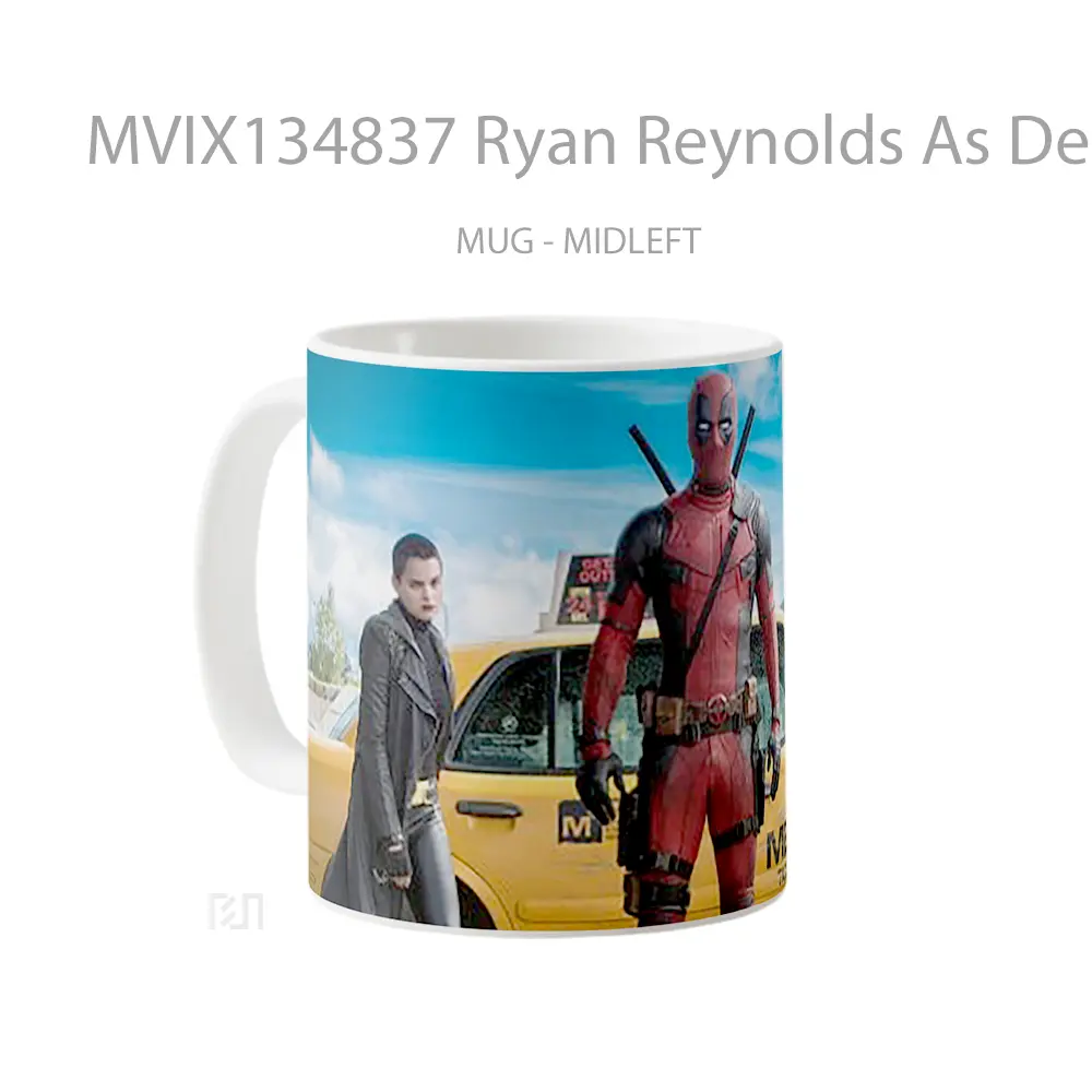 Mug Ryan Reynolds As Deadpool In Front Of A Taxi Gelas Superhero - Tampak Tengah