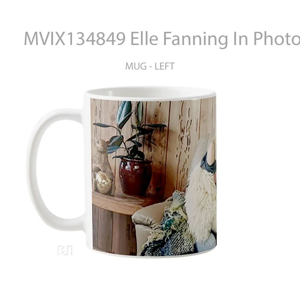 Mug Elle Fanning In Photoshoot Gelas Keramik Unik - All-side / Desain