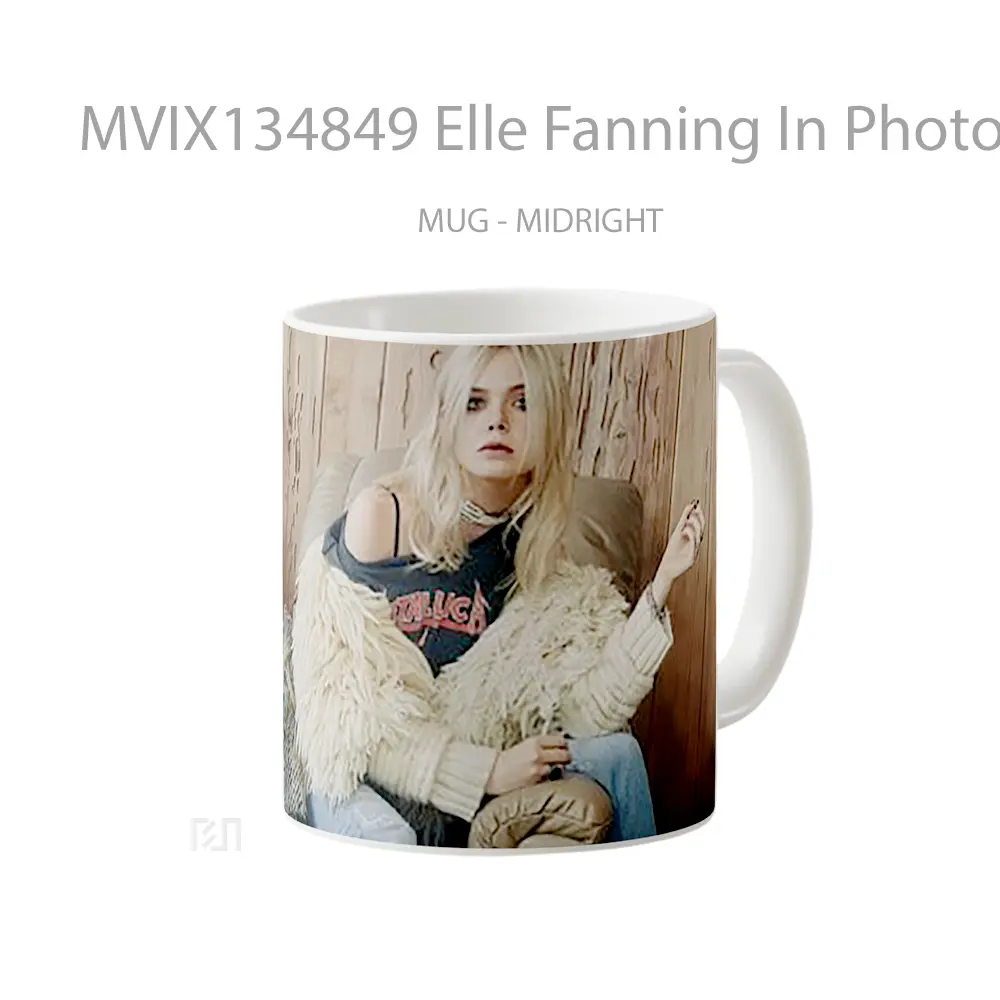 Mug Elle Fanning In Photoshoot Gelas Keramik Unik - All-side / Desain