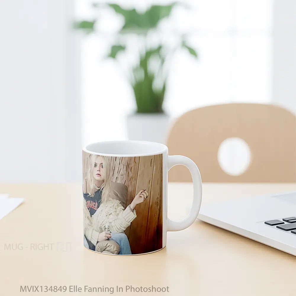 Mug Elle Fanning In Photoshoot Gelas Keramik Unik - All-side / Desain