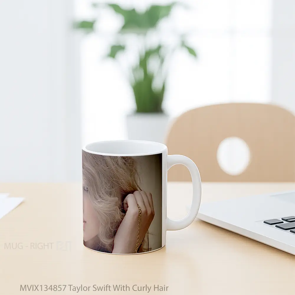 Mug Taylor Swift With Curly Hair Gelas Selebriti - All-side / Desain
