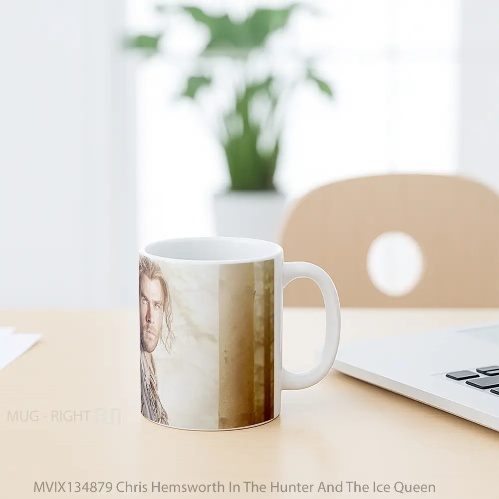 Mug Chris Hemsworth In The Hunter And The Ice Queen Gelas Selebriti - All-side / Desain