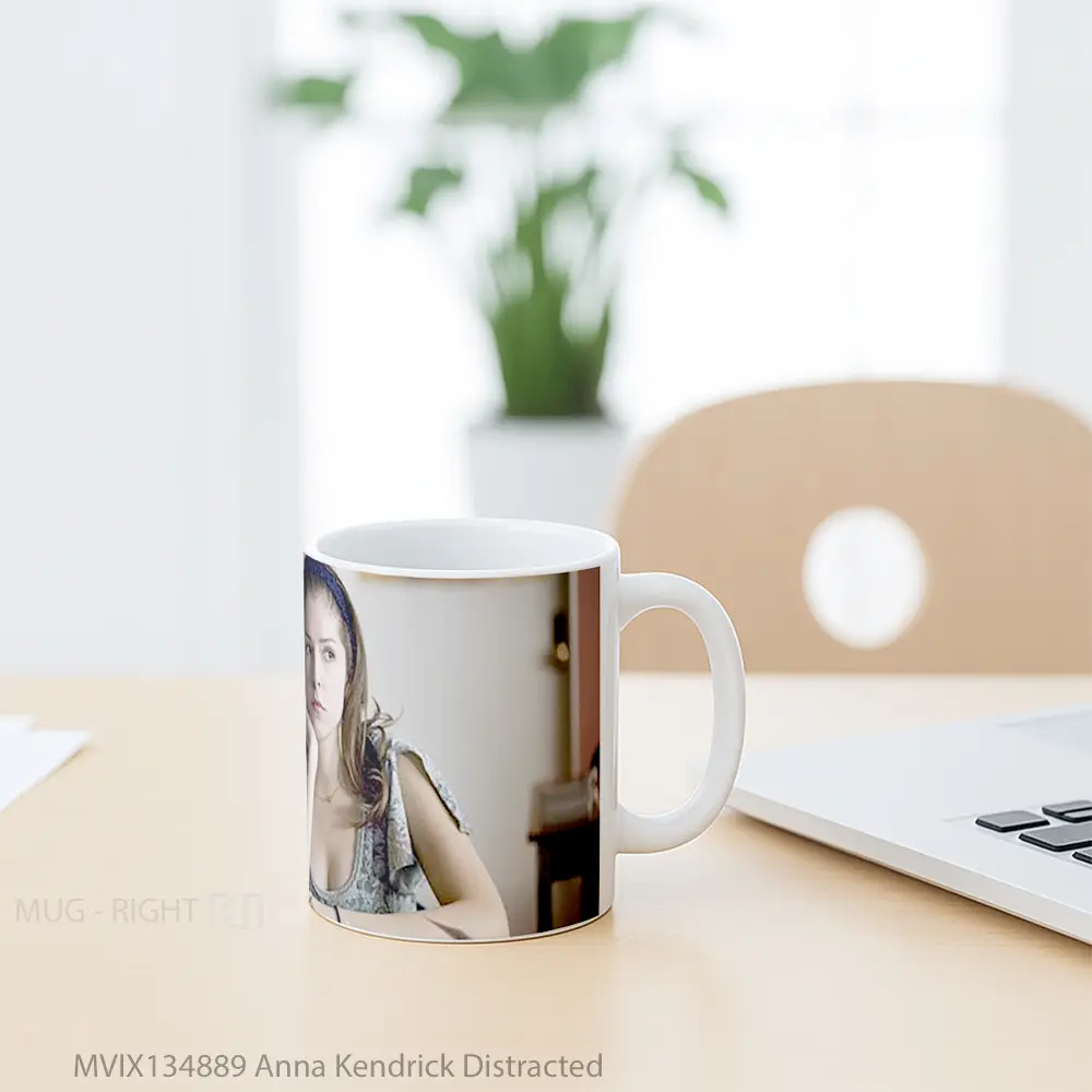 Mug Anna Kendrick Distracted Gelas Keramik Unik - All-side / Desain