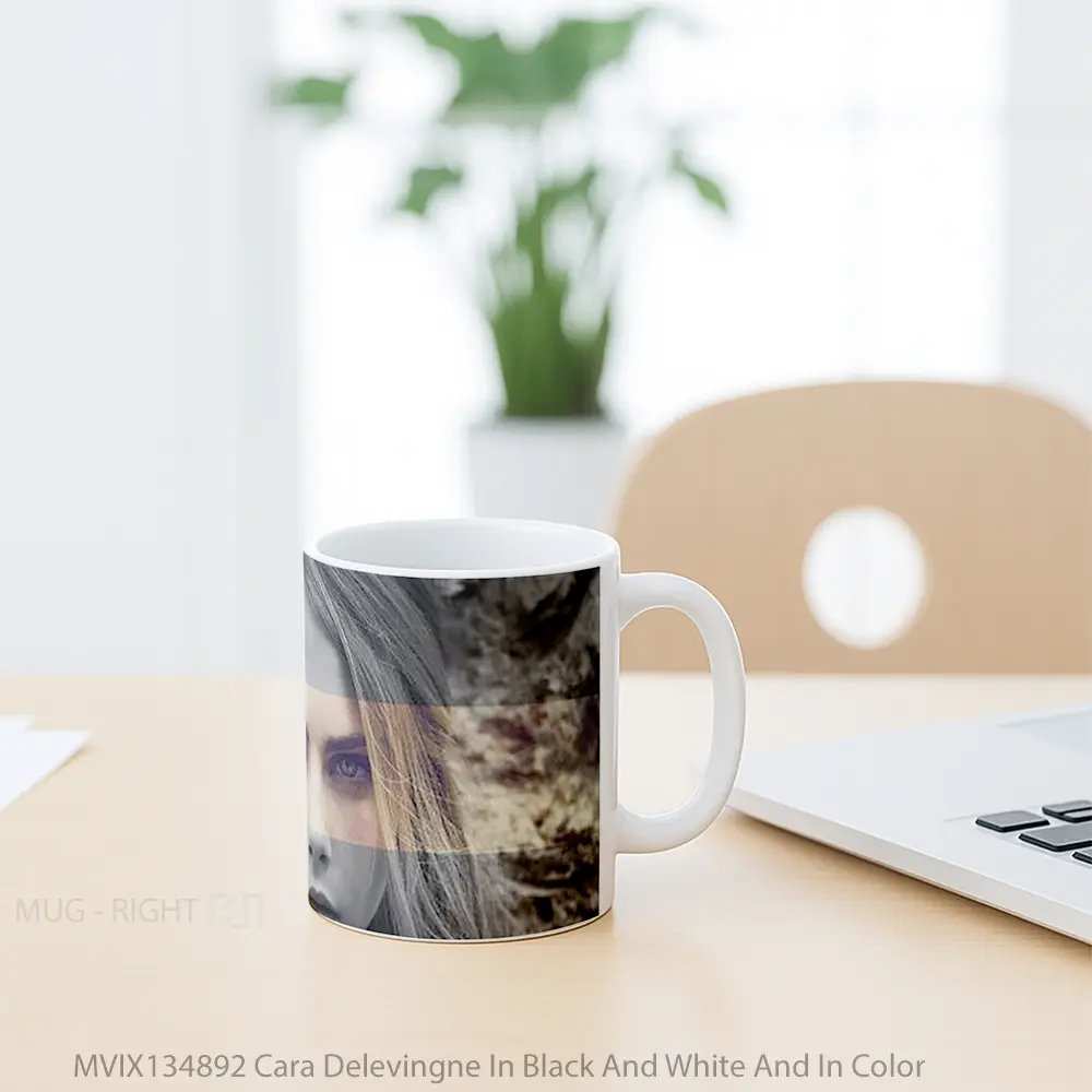 Mug Cara Delevingne In Black And White And In Color Gelas Keramik Unik - All-side / Desain