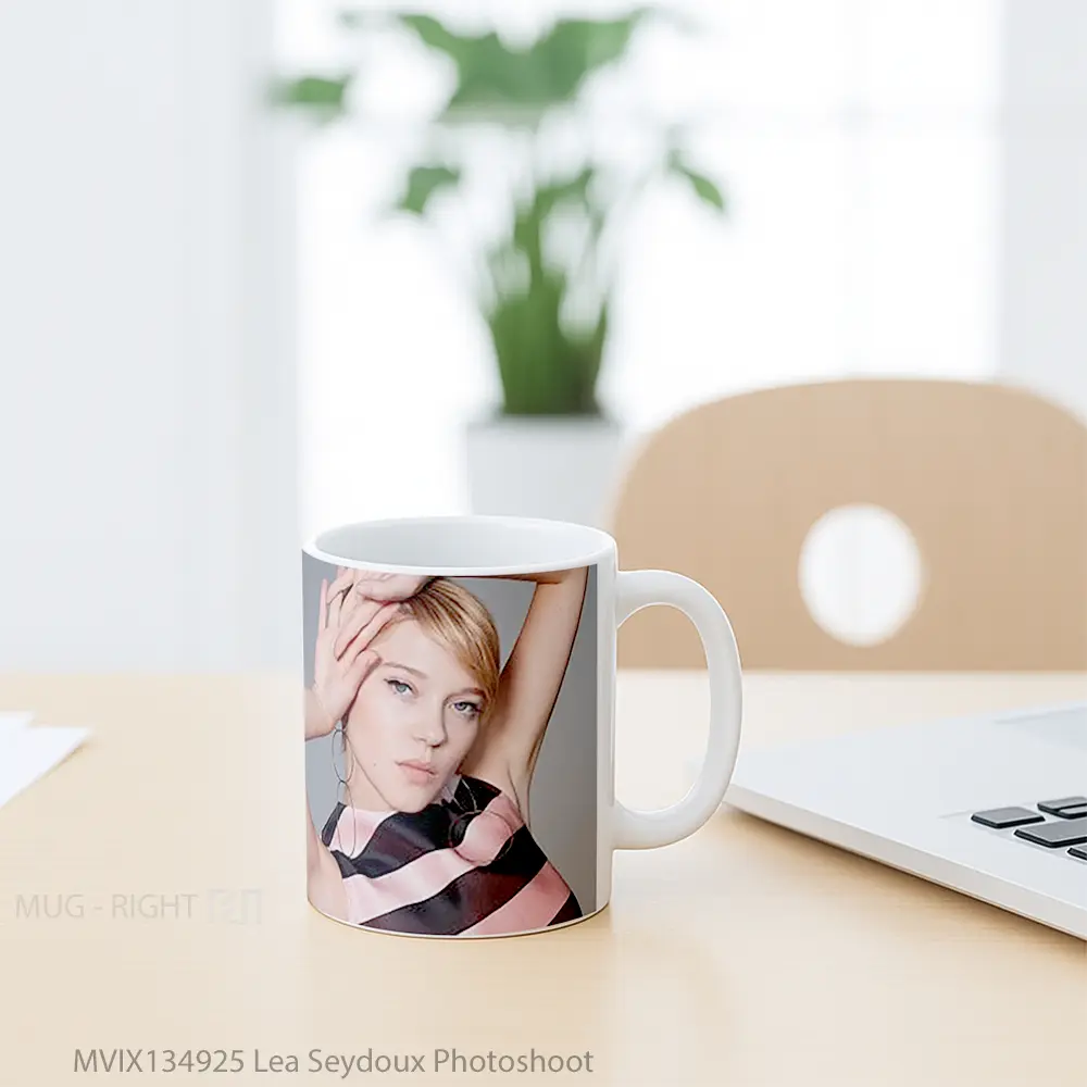 Mug Lea Seydoux Photoshoot Gelas Keramik Unik - All-side / Desain