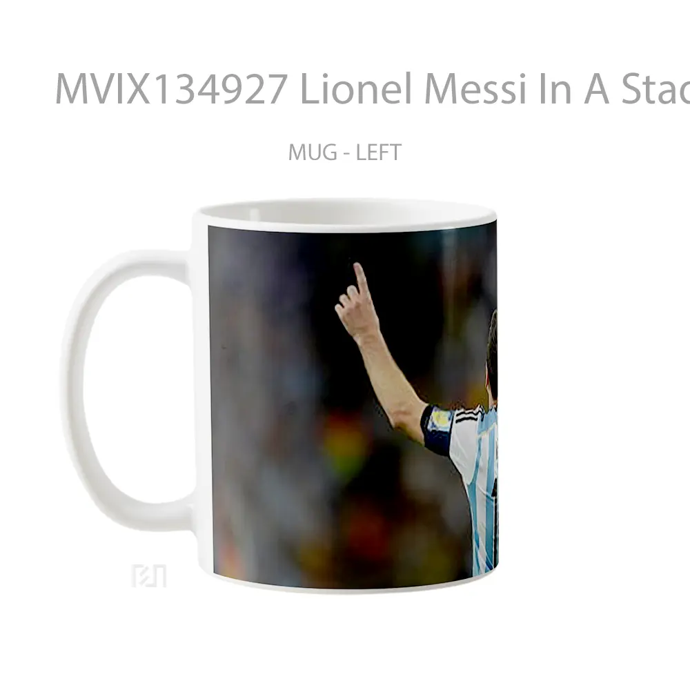 Mug Lionel Messi In A Stadium Gelas Keramik Unik - All-side / Desain