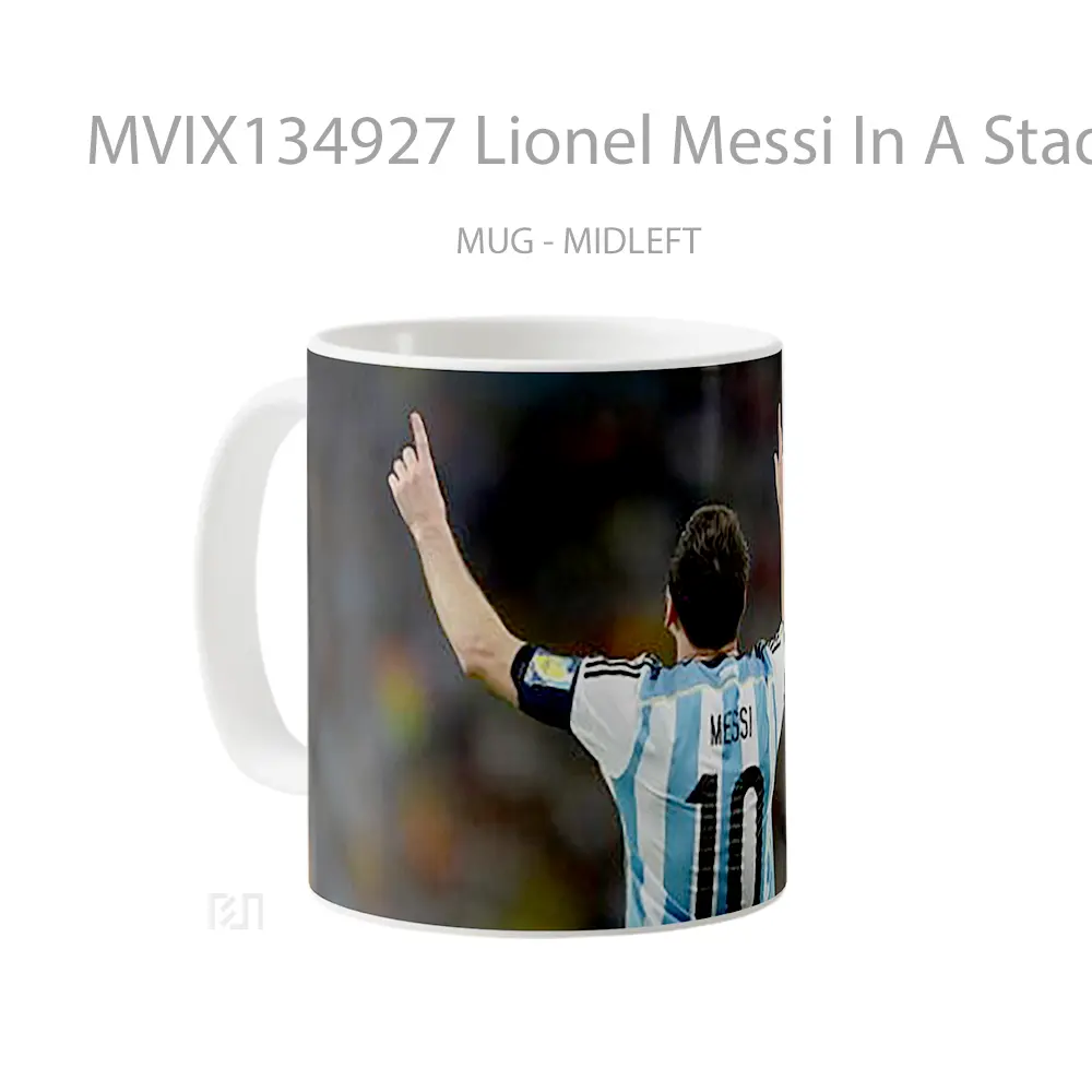 Mug Lionel Messi In A Stadium Gelas Keramik Unik - All-side / Desain