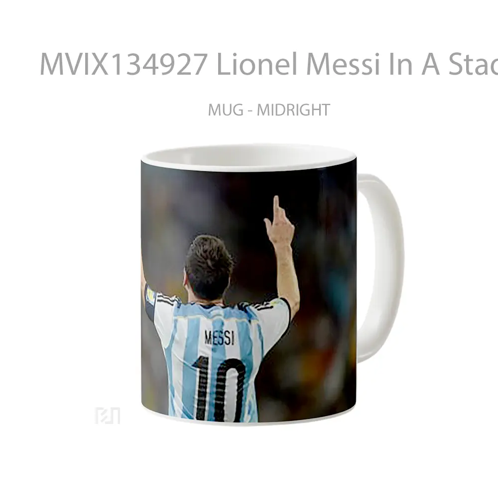 Mug Lionel Messi In A Stadium Gelas Keramik Unik - All-side / Desain