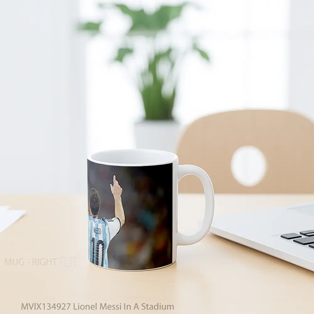 Mug Lionel Messi In A Stadium Gelas Keramik Unik - All-side / Desain