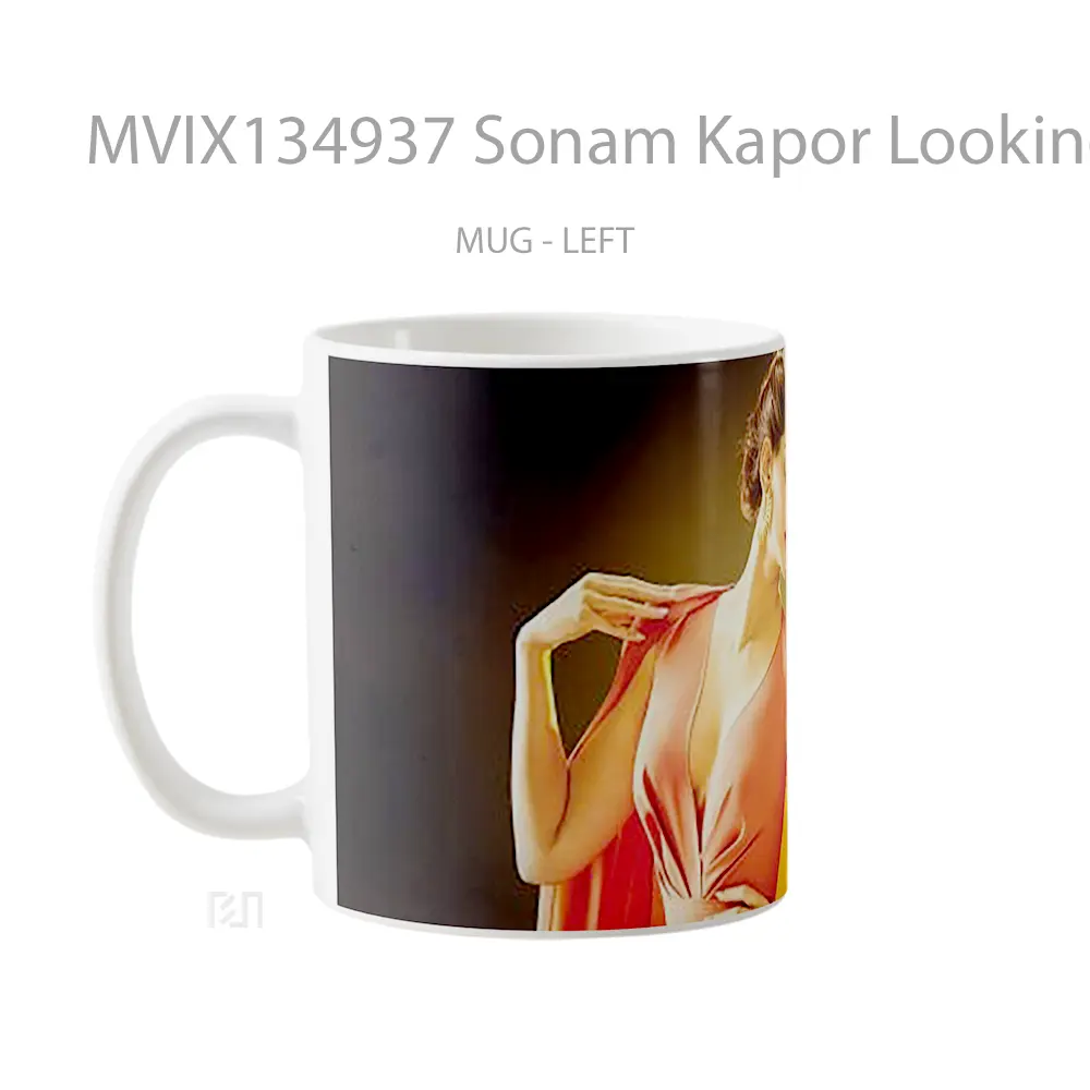 Mug Sonam Kapor Looking Down Gelas Keramik Unik - All-side / Desain
