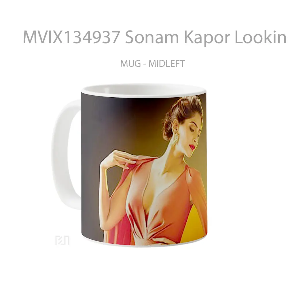 Mug Sonam Kapor Looking Down Gelas Keramik Unik - All-side / Desain