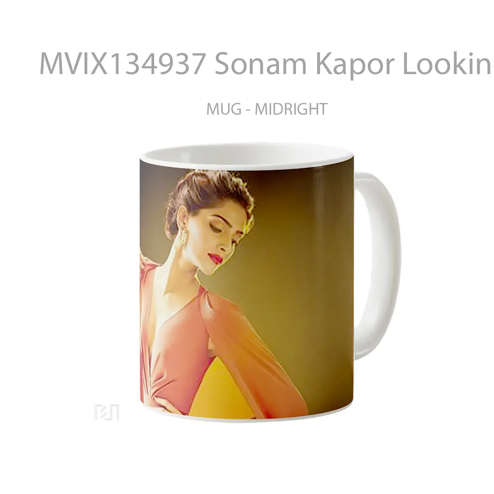 Mug Sonam Kapor Looking Down Gelas Keramik Unik - All-side / Desain