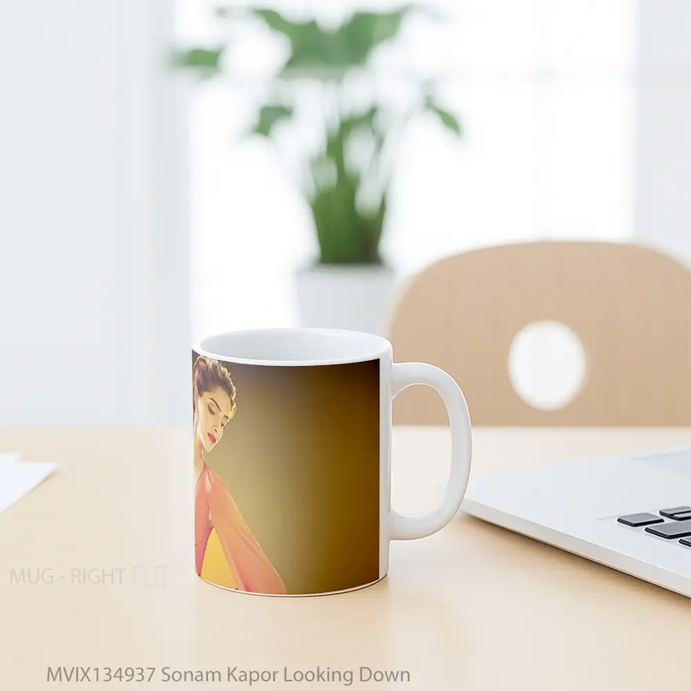 Mug Sonam Kapor Looking Down Gelas Keramik Unik - All-side / Desain