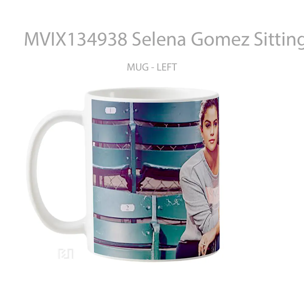 Mug Selena Gomez Sitting In Stands Gelas Selebriti - All-side / Desain