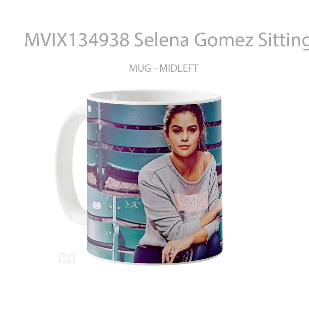 Mug Selena Gomez Sitting In Stands Gelas Selebriti - All-side / Desain