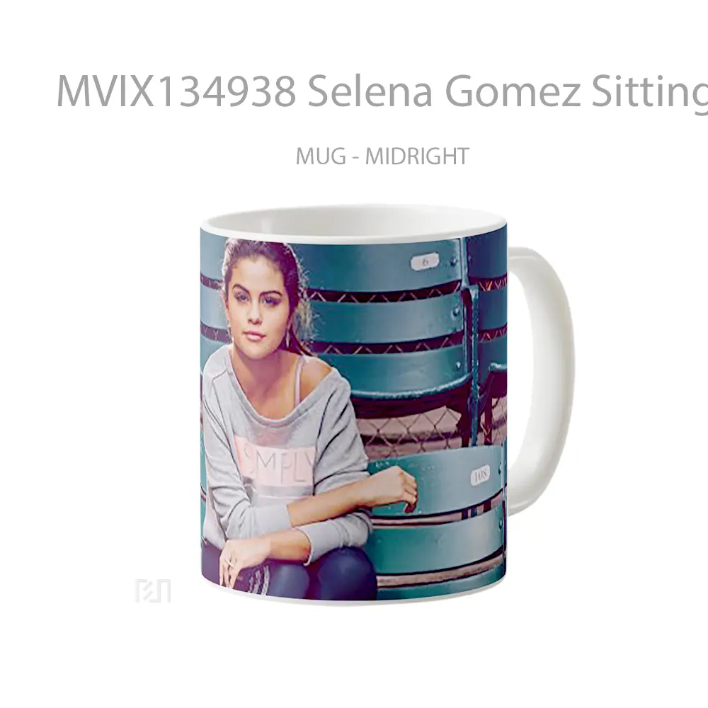 Mug Selena Gomez Sitting In Stands Gelas Selebriti - All-side / Desain