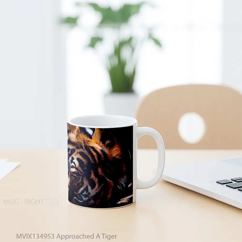 Mug Approached A Tiger Gelas Hewan Lucu - All-side / Desain