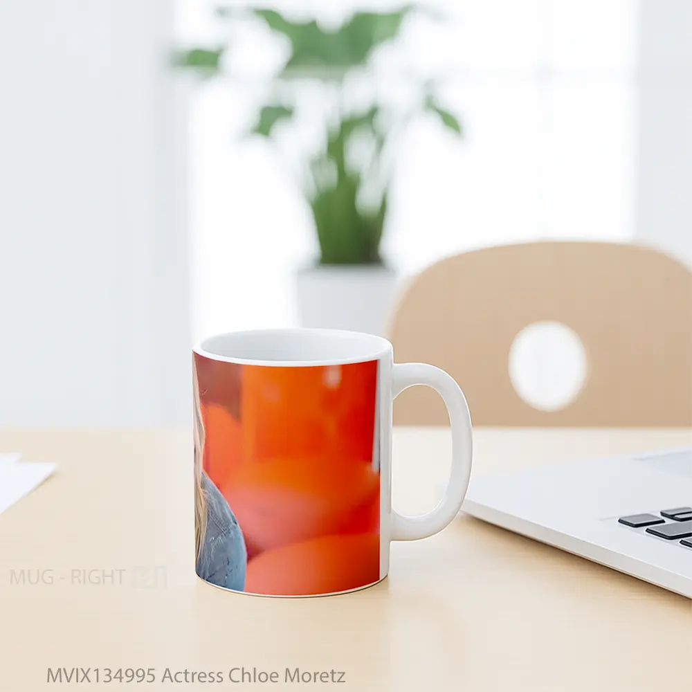 Mug Actress Chloe Moretz Gelas Keramik Unik - All-side / Desain