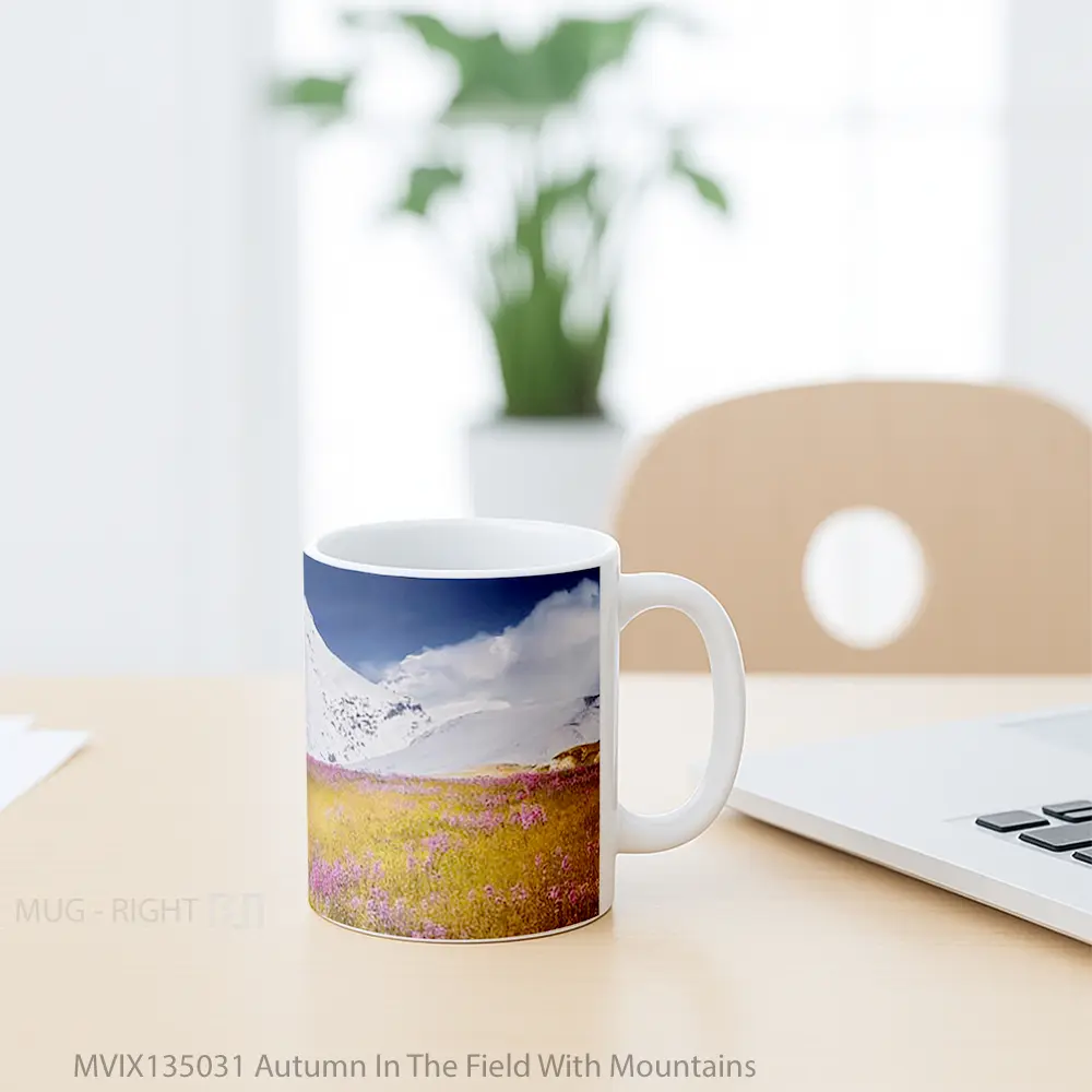 Mug Autumn In The Field With Mountains Gelas Pemandangan Alam - All-side / Desain
