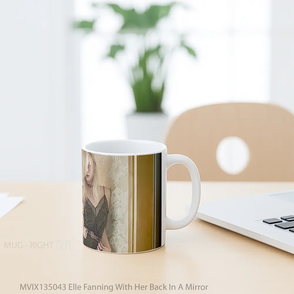Mug Elle Fanning With Her Back In A Mirror Gelas Keramik Unik - All-side / Desain