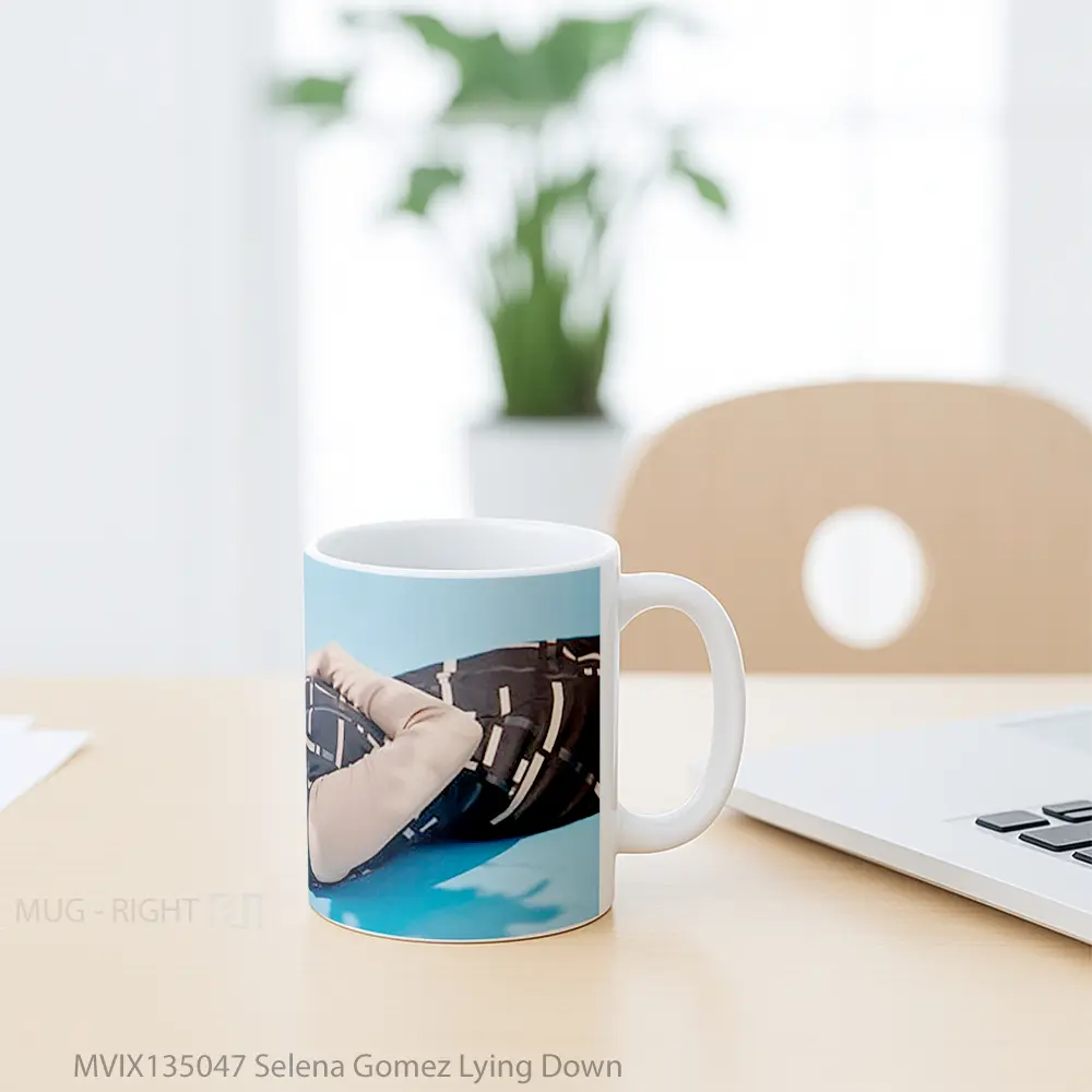 Mug Selena Gomez Lying Down Gelas Selebriti - All-side / Desain