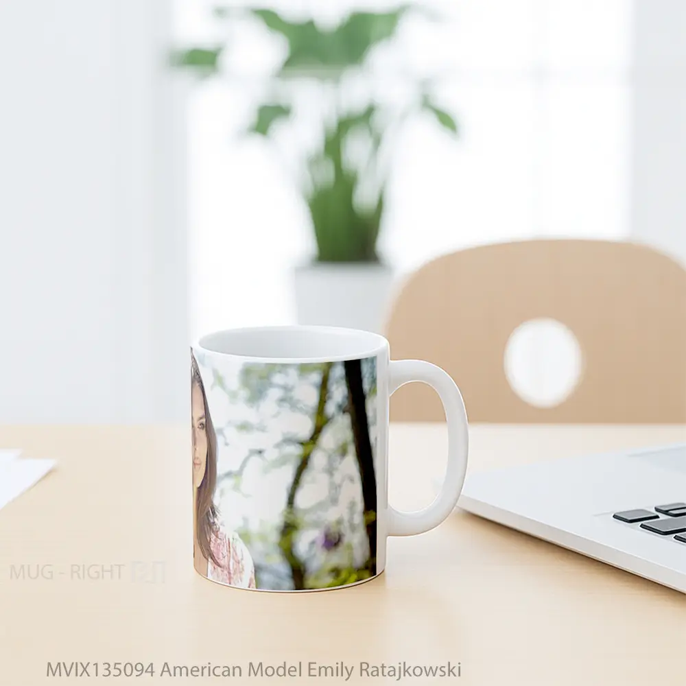 Mug American Model Emily Ratajkowski Gelas Keramik Unik - All-side / Desain