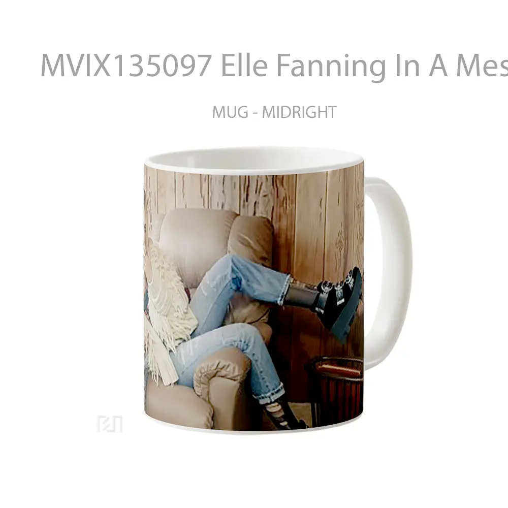 Mug Elle Fanning In A Messy Room Gelas Keramik Unik - All-side / Desain