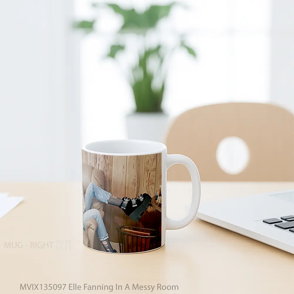 Mug Elle Fanning In A Messy Room Gelas Keramik Unik - All-side / Desain