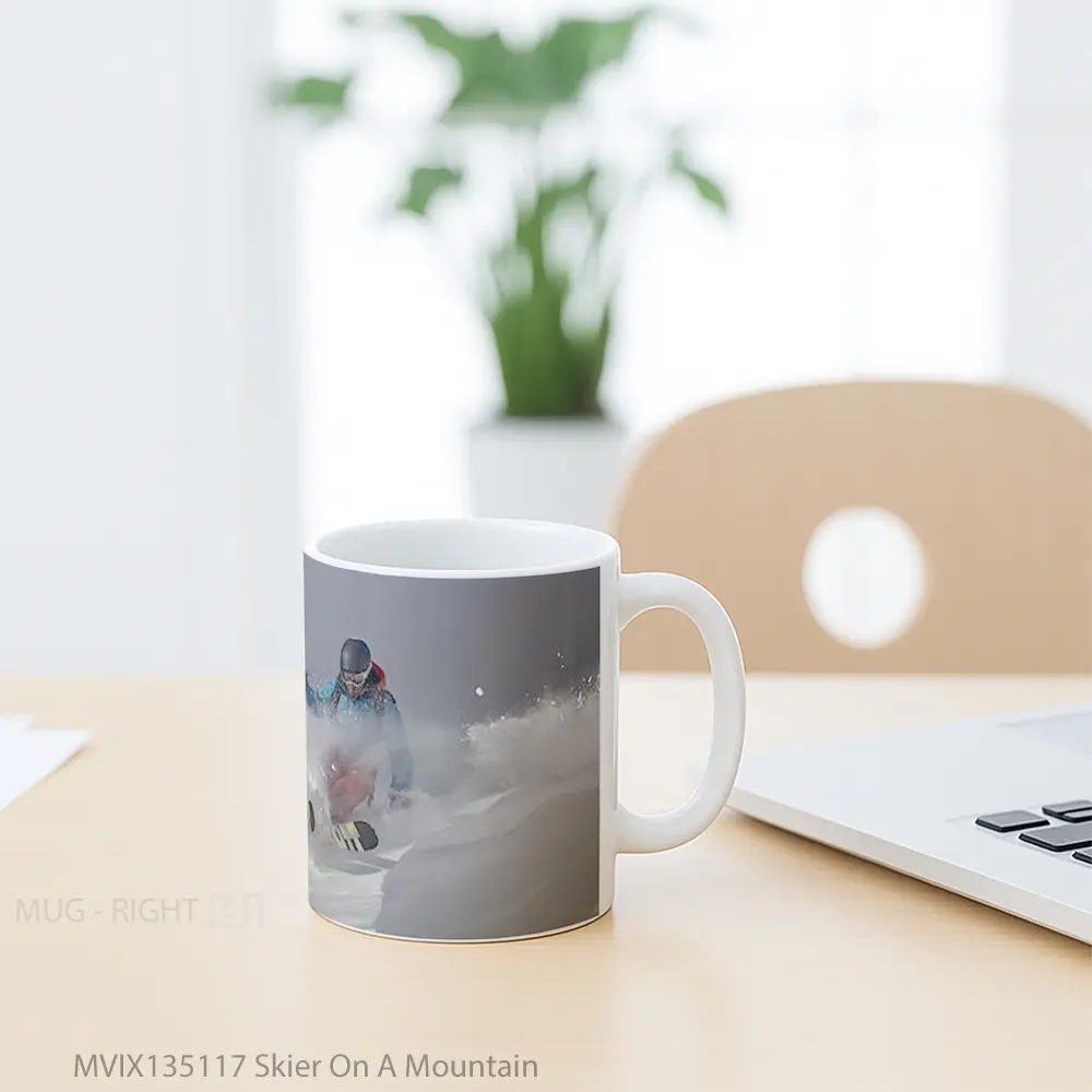 Mug Skier On A Mountain Gelas Pemandangan Alam - All-side / Desain