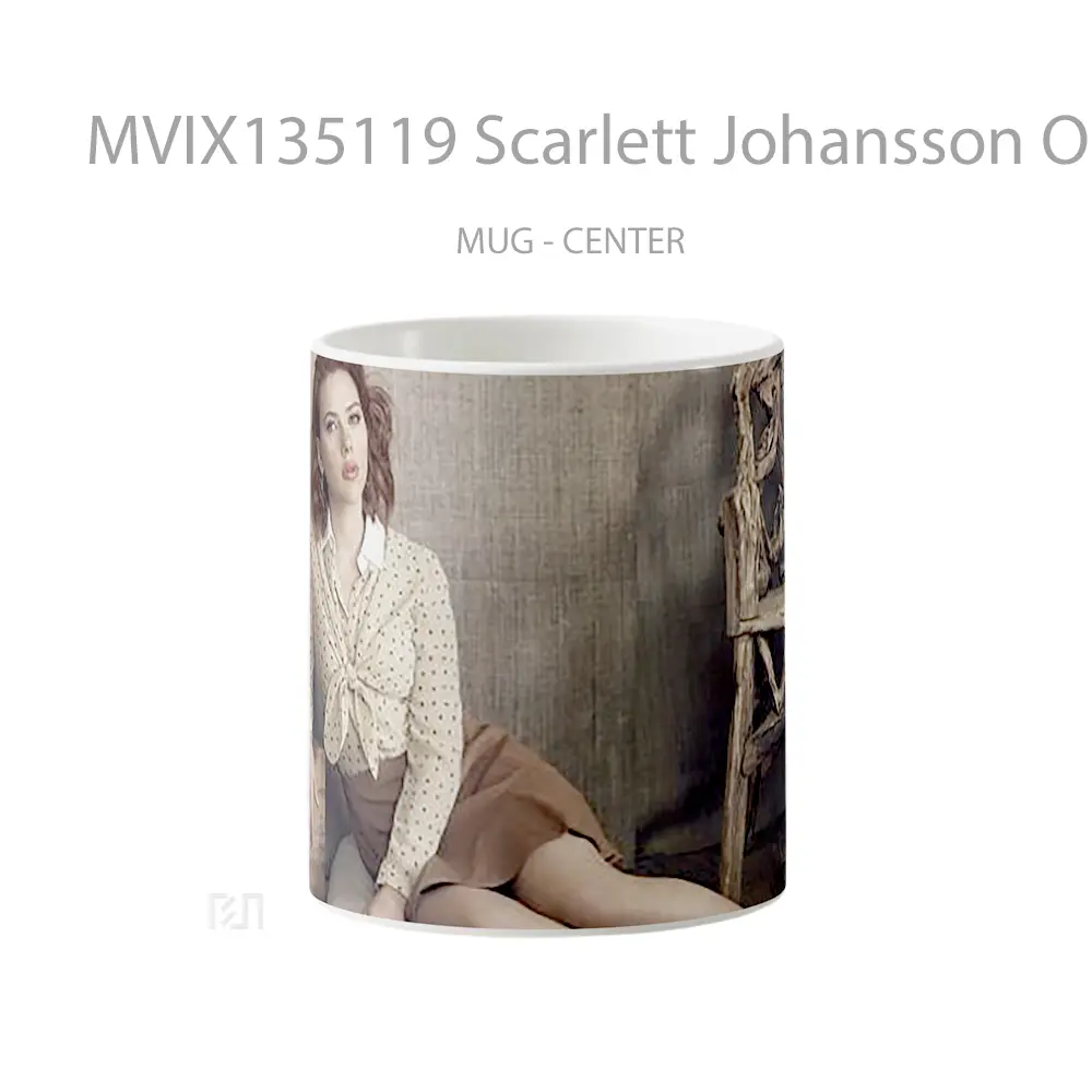 Mug Scarlett Johansson On The Floor Gelas Selebriti