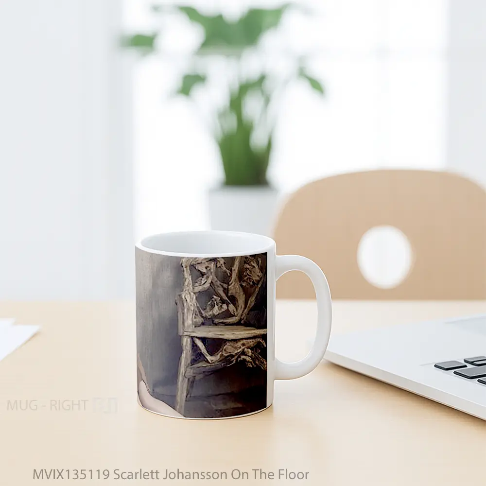 Mug Scarlett Johansson On The Floor Gelas Selebriti - All-side / Desain