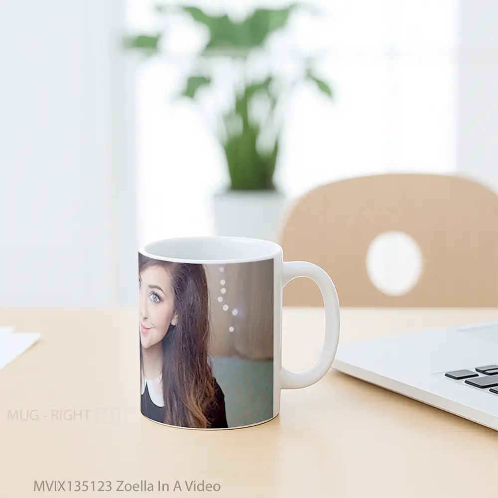 Mug Zoella In A Video Gelas Keramik Unik - All-side / Desain