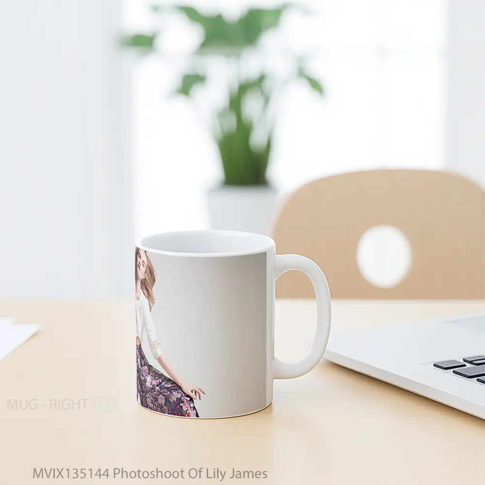 Mug Photoshoot Of Lily James Gelas Keramik Unik - All-side / Desain